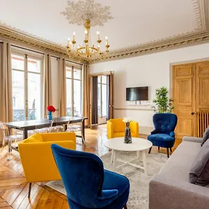 https://luxury-6-bedrooms-3-bathrooms-apartment-opera.fr-paris.fr